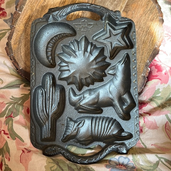 Vtg '88 JOHN WRIGHT Cast Iron Southwest Cookie Muffin Cactus Coyote Armadillo - Picture 1 of 15